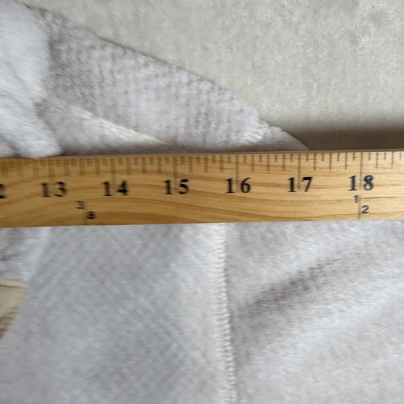 Women’s Patagonia Size Large Synchilla Cream and Tan Women's Sweater Button Snap - Picture 7 of 8